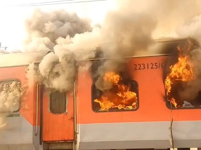 लुधियाना से दिल्ली जा रही गरीब रथ ट्रेन में लगी भीषण आग, यात्रियों में मची अफरातफरी