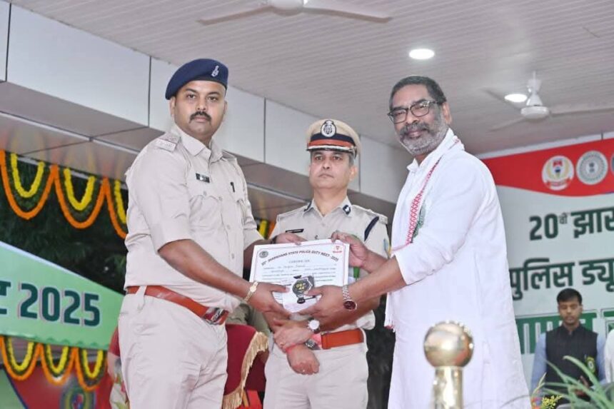 मुख्यमंत्री के हाथों सम्मानित हुए चौपारण के पूर्व थाना प्रभारी, स्टेट पुलिस ड्यूटी मीट में भी रहे अव्वल