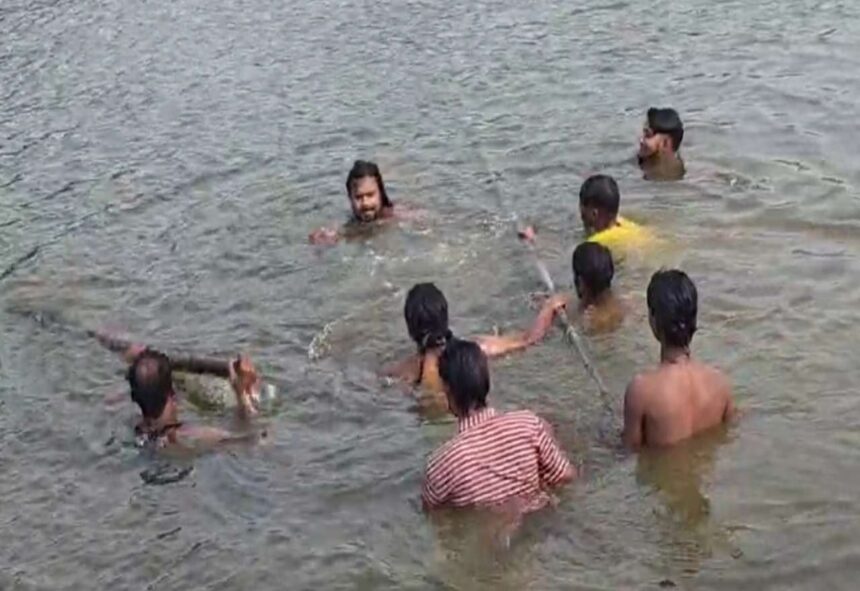 चेकडैम में डूबी 12 वर्षीय बच्ची, एक घंटे की मशक्कत के बाद निकाला गया शव|12-year-old-girl-drowned-in-a-check-dam-body-retrieved-after-an-hours-effort