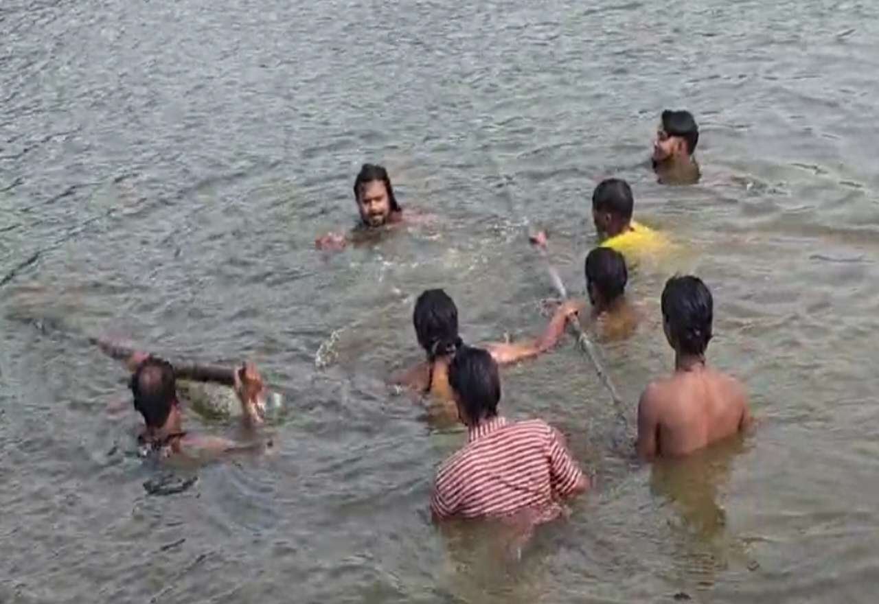 चेकडैम में डूबी 12 वर्षीय बच्ची, एक घंटे की मशक्कत के बाद निकाला गया शव|12-year-old-girl-drowned-in-a-check-dam-body-retrieved-after-an-hours-effort