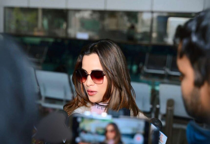 a-huge-crowd-gathered-at-ranchi-airport-to-give-a-grand-welcome-to-shivani-sharma-the-daughter-of-jharkhand|a-huge-crowd-gathered-at-ranchi-airport-to-give-a-grand-welcome-to-shivani-sharma-the-daughter-of-jharkhand