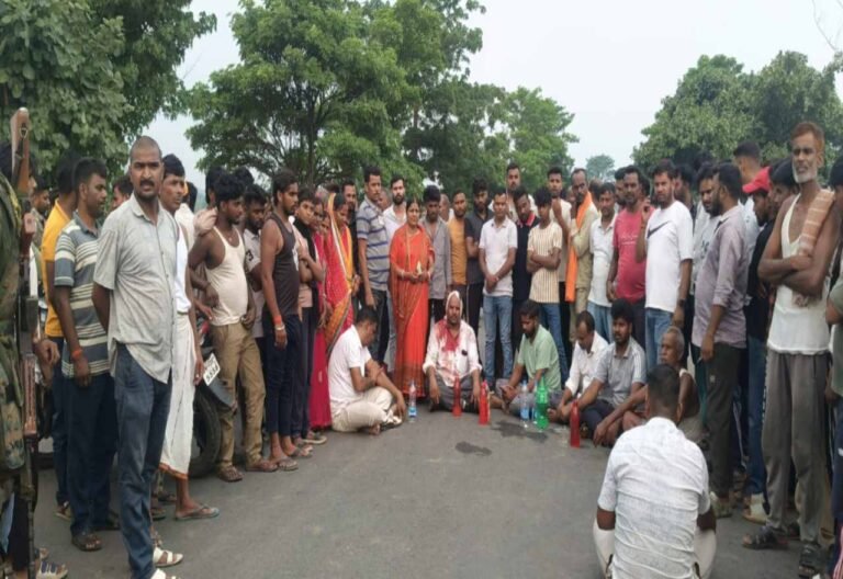 Chatra: गिद्धौर में कोयला डंपिंग को लेकर खूनी संघर्ष, आधा दर्जन घायल, हजारीबाग-चतरा मुख्य मार्ग जाम 3 Chatra: गिद्धौर में कोयला डंपिंग को लेकर खूनी संघर्ष, आधा दर्जन घायल, हजारीबाग-चतरा मुख्य मार्ग जाम