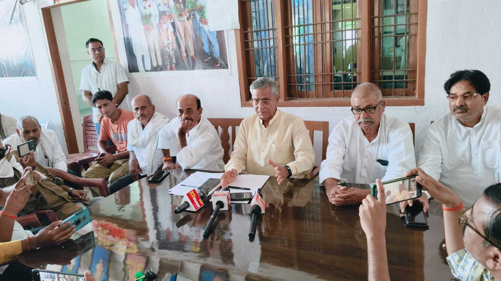 Home 44 former mla umashankar akela holds press conference launches sharp attack on sitting mla and mp