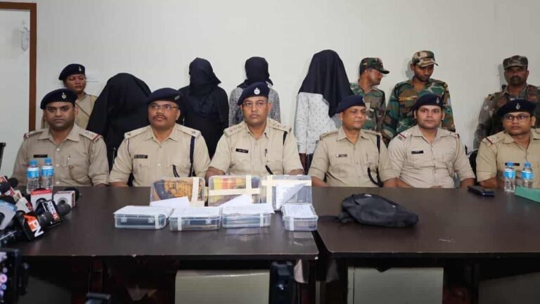 रांची: गुपचुप बेचने वाली महिला की हत्या का खुलासा, गैंगरेप और मर्डर मामले में महिला समेत 4 आरोपी गिरफ्तार 3 रांची: गुपचुप बेचने वाली महिला की हत्या का खुलासा, गैंगरेप और मर्डर मामले में महिला समेत 4 आरोपी गिरफ्तार