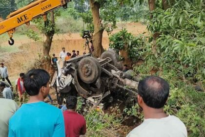 simdega news tragic accident in agharma trailer falls into 15 foot deep pit driver dies
