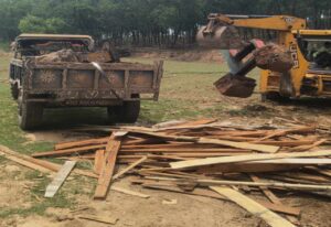 forest department big action in ghaghra two illegal saw mills tractor and huge quantity of timber seized2