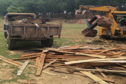 forest department big action in ghaghra two illegal saw mills tractor and huge quantity of timber seized2