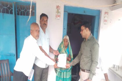 giridih sir awareness campaign held in tisri 85 year old woman also received voter verification form1