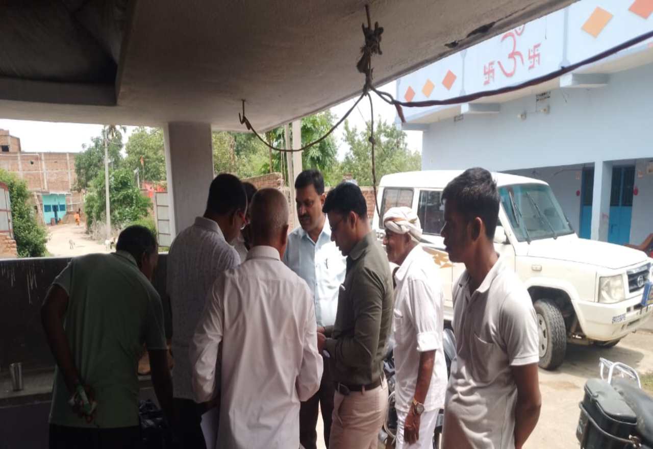 Giridih: तिसरी में SIR अभियान को लेकर चला जागरूकता अभियान, 85 वर्षीय बुजुर्ग महिला को भी उपलब्ध कराया गया प्रपत्र 2 giridih sir awareness campaign held in tisri 85 year old woman also received voter verification form2