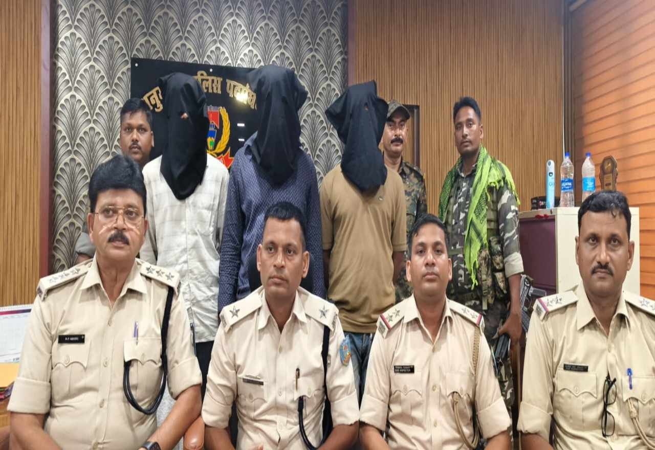 Home 54 hazaribagh police big action three criminals arrested with weapons in chouparan police foils major crime plan