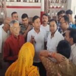 hazaribagh-villagers-locked-former-mla-umashankar-akelas-residence-demanding-arrest-of-assault-accused-in-chouparan