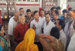 hazaribagh-villagers-locked-former-mla-umashankar-akelas-residence-demanding-arrest-of-assault-accused-in-chouparan