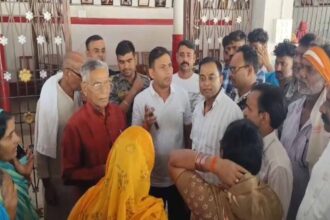 hazaribagh-villagers-locked-former-mla-umashankar-akelas-residence-demanding-arrest-of-assault-accused-in-chouparan