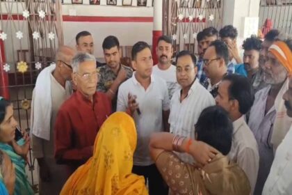 hazaribagh-villagers-locked-former-mla-umashankar-akelas-residence-demanding-arrest-of-assault-accused-in-chouparan