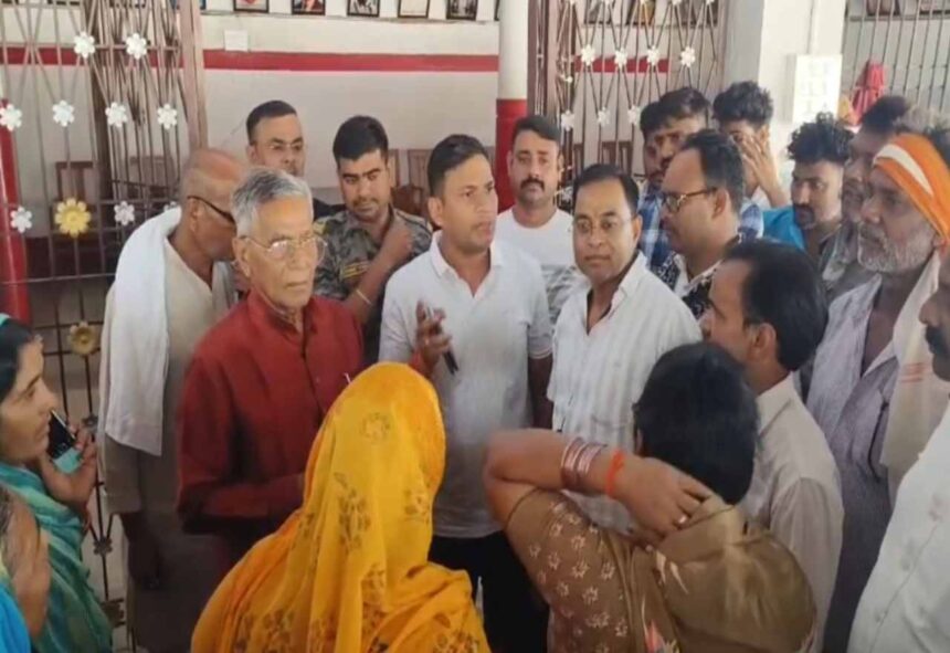 hazaribagh-villagers-locked-former-mla-umashankar-akelas-residence-demanding-arrest-of-assault-accused-in-chouparan