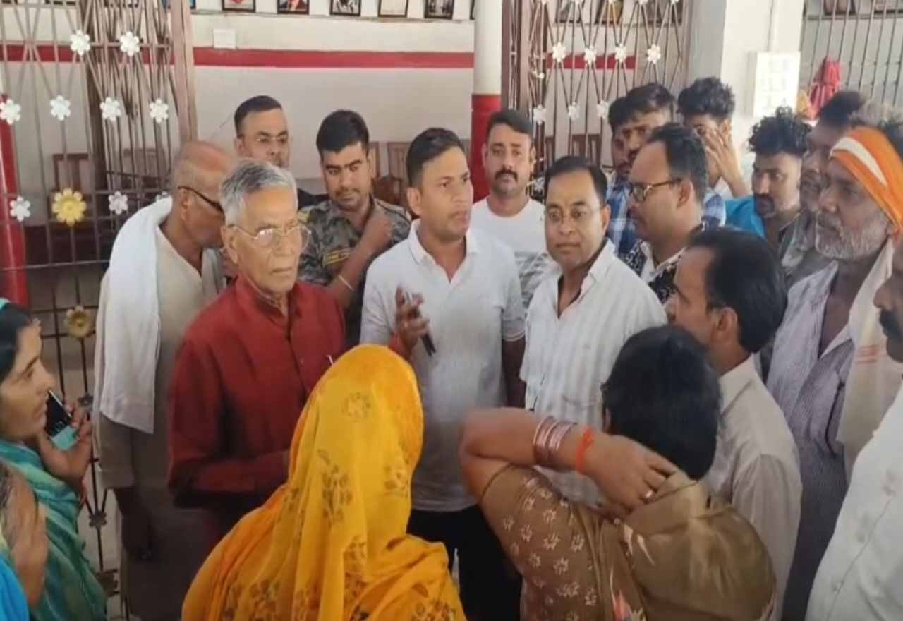 hazaribagh-villagers-locked-former-mla-umashankar-akelas-residence-demanding-arrest-of-assault-accused-in-chouparan