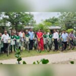 shiksha ki rah hui aasan umvi harijan karma mein 35 chhatra chhatraon ko mili saikil vidyarthiyon ke chehre par dikhi khushi 1