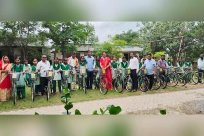 shiksha ki rah hui aasan umvi harijan karma mein 35 chhatra chhatraon ko mili saikil vidyarthiyon ke chehre par dikhi khushi 1