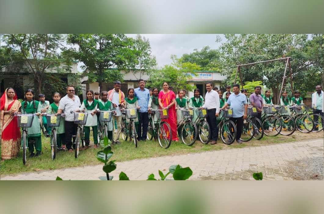 Home 63 shiksha ki rah hui aasan umvi harijan karma mein 35 chhatra chhatraon ko mili saikil vidyarthiyon ke chehre par dikhi khushi 1