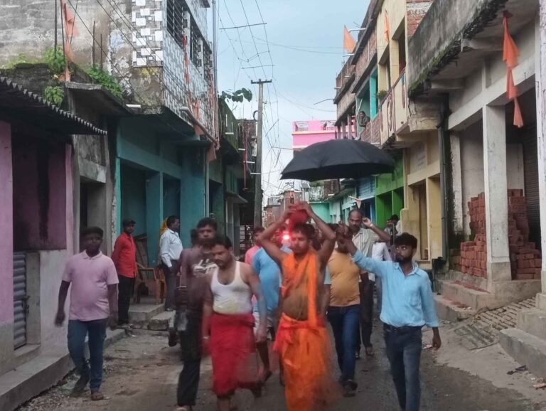 विष्णुगढ़: बड़की बांध के पवित्र जल से गूंजा मां मनसा का जयकारा, रमुआ में उमड़ी आस्था, सोमवार को हवन-आरती के बाद होगा कलश विसर्जन