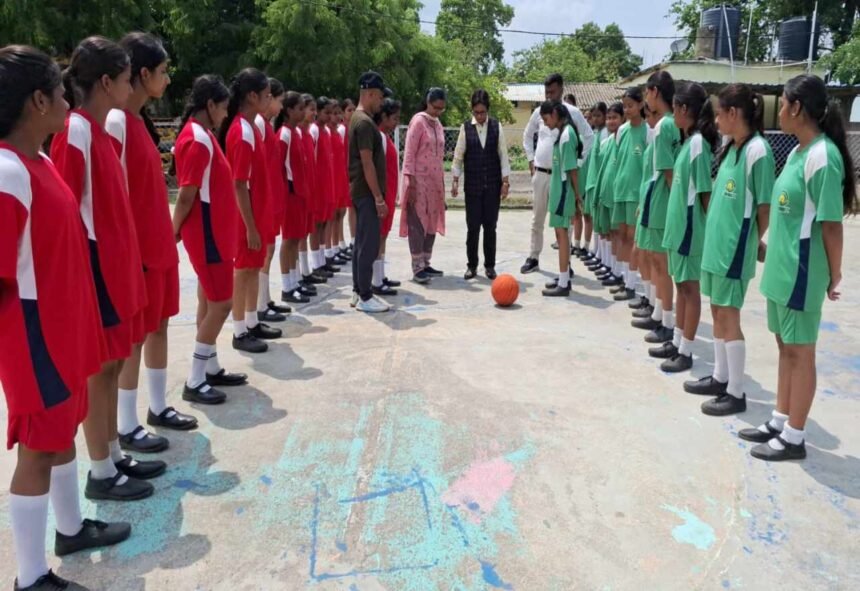 chouparan surekha prakash bhai public school mein balika basketball ka romanchak mukabala gandhi house bana champion