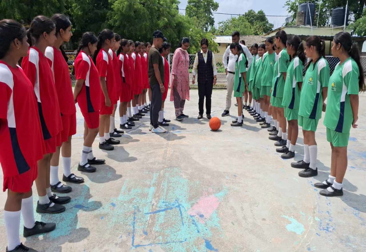 Home 32 chouparan surekha prakash bhai public school mein balika basketball ka romanchak mukabala gandhi house bana champion
