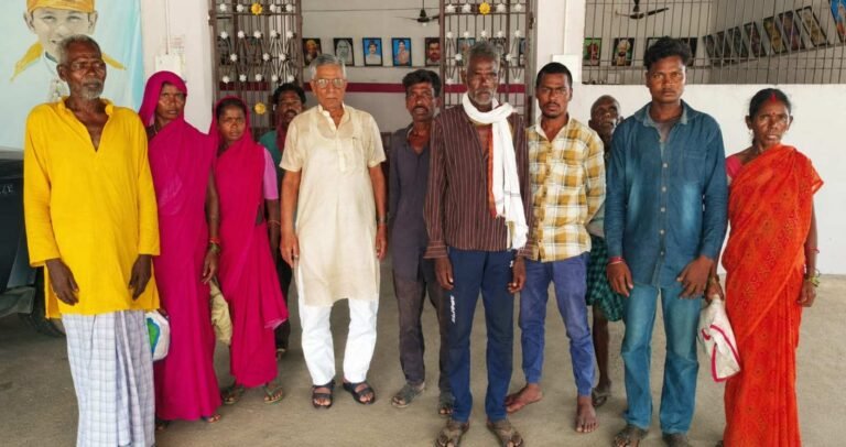 चौपारण: जमुनियातरी में अंधेरे से परेशान ग्रामीण, खराब सोलर लाइटों की मरम्मत की मांग, पूर्व विधायक उमाशंकर अकेला से लगाई गुहार
