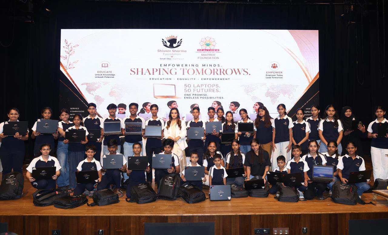 झारखंड की बेटी शिवानी शर्मा ने शुरू किया ShivaniSharma Foundation, मुंबई में 50 बच्चों को मिला लैपटॉप, अब रांची में बड़े कार्यक्रम की तैयारी 5 jharkhand ki beti shivani sharma ne shuru kiya shivanisharma foundation1