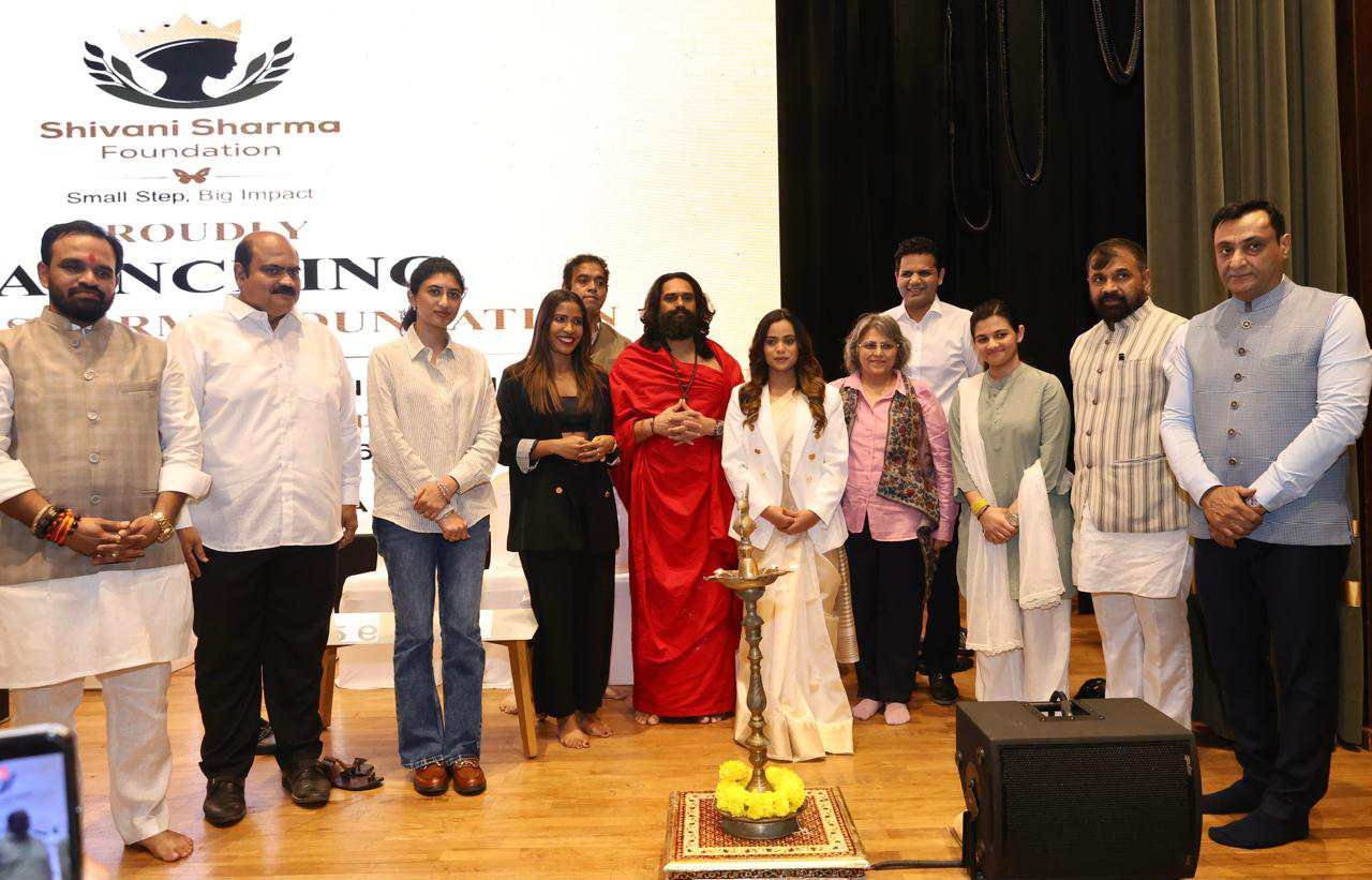 झारखंड की बेटी शिवानी शर्मा ने शुरू किया ShivaniSharma Foundation, मुंबई में 50 बच्चों को मिला लैपटॉप, अब रांची में बड़े कार्यक्रम की तैयारी 2 jharkhand ki beti shivani sharma ne shuru kiya shivanisharma foundation5