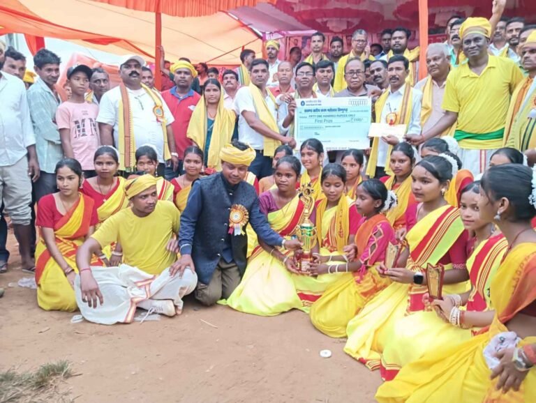 विष्णुगढ़ में धूमधाम से मनाया गया प्रखंड स्तरीय करम महोत्सव, खरकी की झूमर टीम रही प्रथम