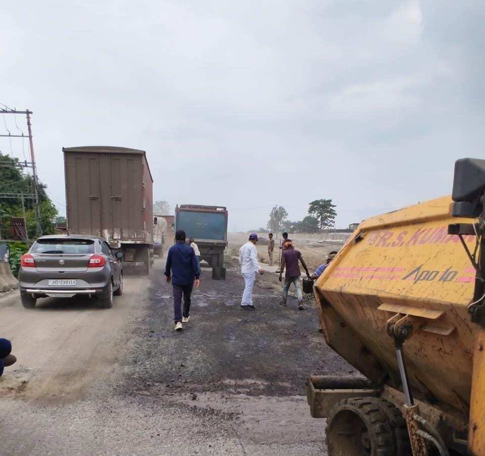effect of mla ultimatum and complaint to dc nhai springs into action road repair work started in mahudi2