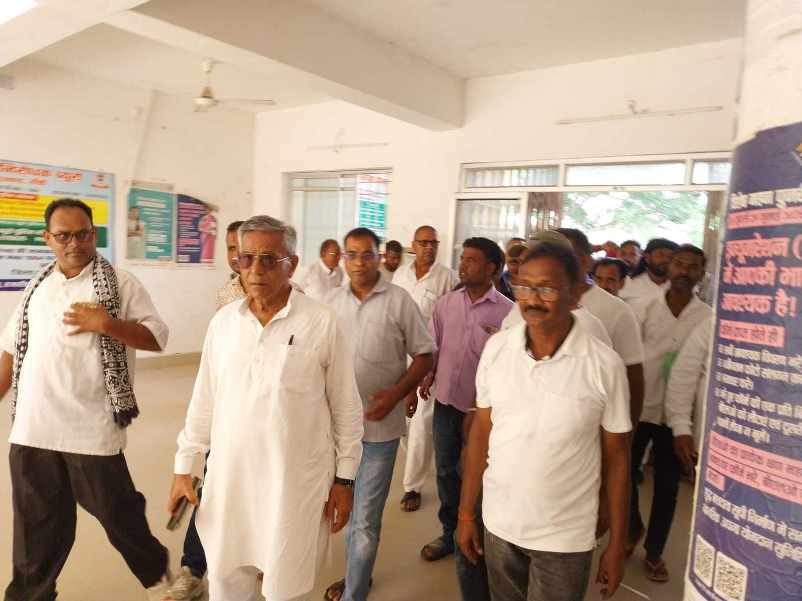 former mla umashankar akela leads protest with villagers over alleged encroachment on bhoodan land2