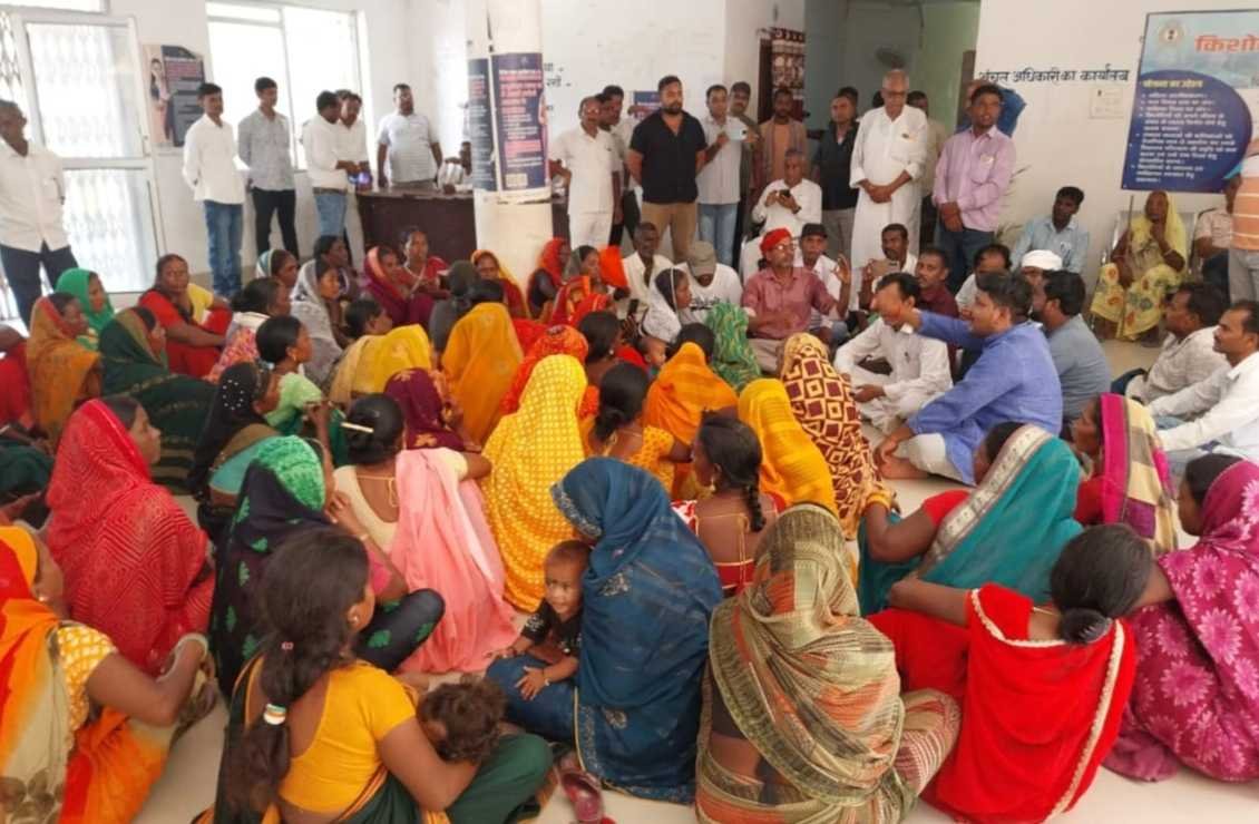 former mla umashankar akela leads protest with villagers over alleged encroachment on bhoodan land4