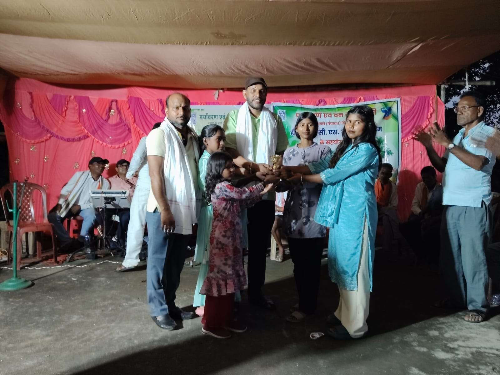 विष्णुगढ़: पिंजारिया वन मेले में गूंजा हरियाली बचाने का संदेश, 300 पौधे बांटकर ग्रामीणों ने लिया संकल्प 2 greenery conservation message echoed at pinjaraiya forest fair villagers took pledge after distributing 300 saplings2