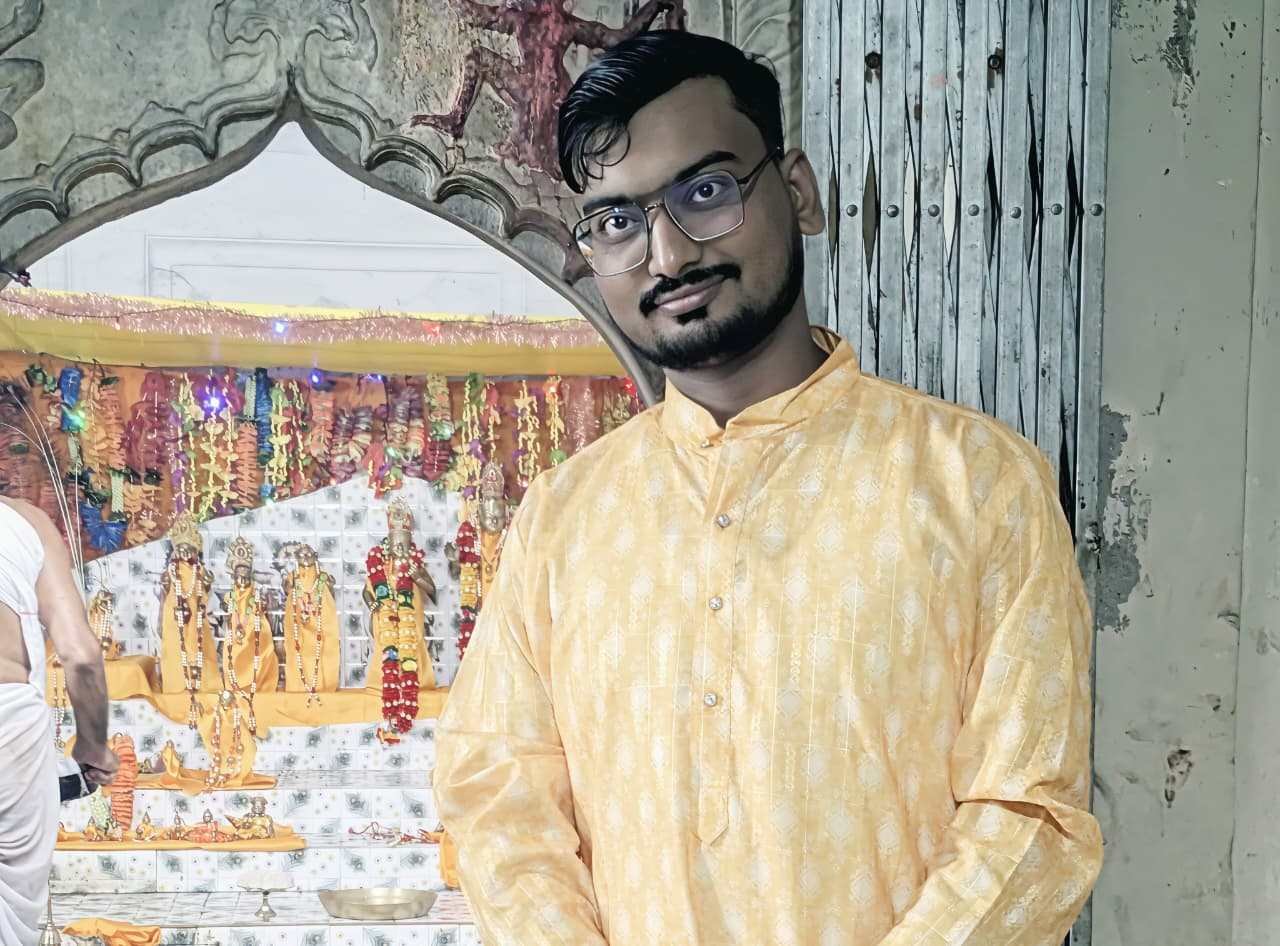 विष्णुगढ़: ऐतिहासिक बंशीधर मंदिर में धूमधाम से मना जन्माष्टमी पर्व, हरि कीर्तन और भव्य आरती से देर रात तक कृष्णमय रहा माहौल 1 historic banshidhar temple celebrated janmashtami festival with great pomp hari kirtan and grand aarti kept the atmosphere krishna filled till late night1