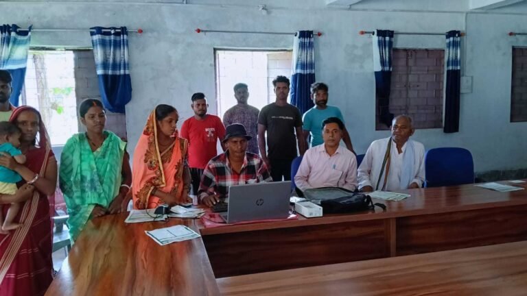 विष्णुगढ़: बेड़ाहरियारा में असंगठित कर्मकारों के लिए लगा बीमा शिविर, सामाजिक सुरक्षा का लाभ दिलाने की पहल