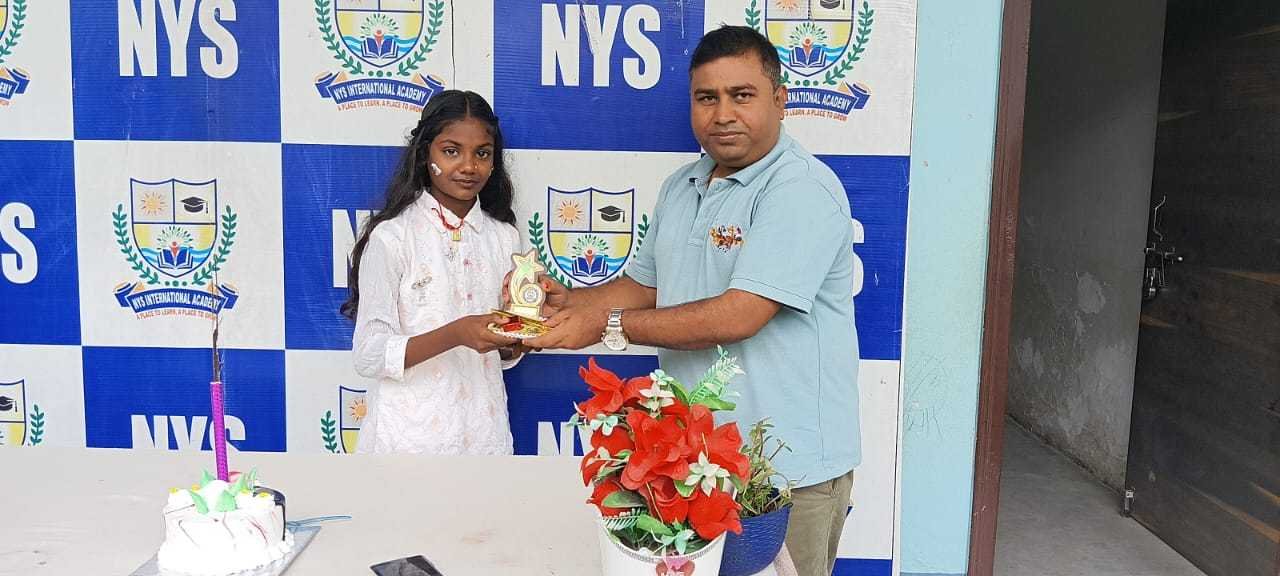 janmadin par sakshi kumari ne vidyalaya ko bhet kiya paudha paryavaran sanrakshan ka diya sandesh3
