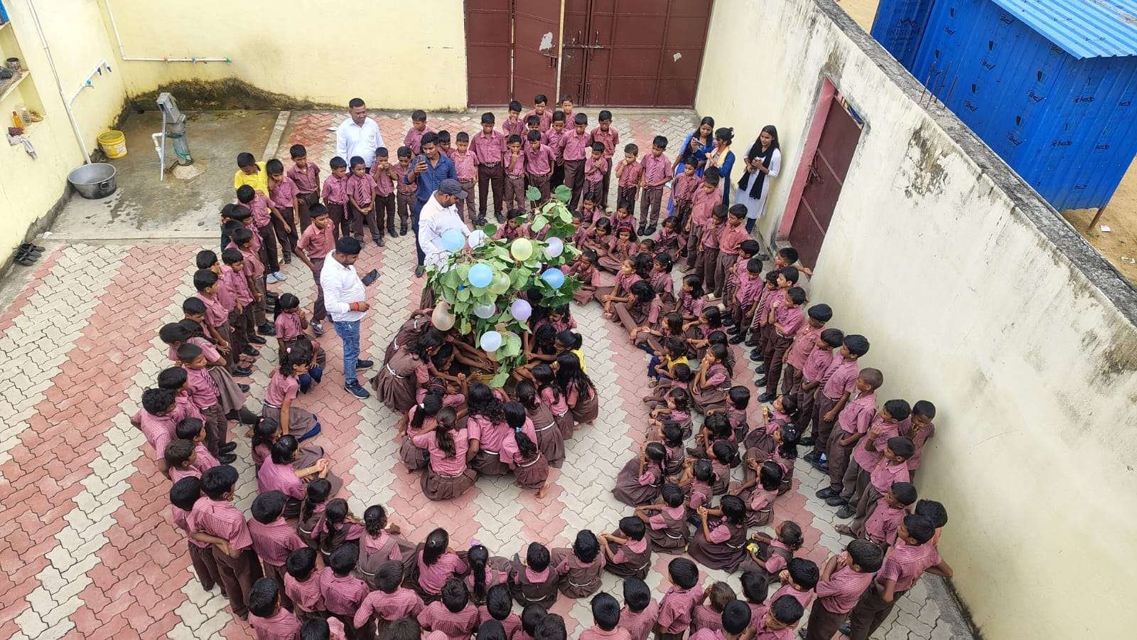 चौपारण: नमन दीप पब्लिक स्कूल दनुआ में कर्मा पर्व की धूम: बहनों ने की भाइयों की लंबी उम्र के लिए पूजा 1 karma festival celebrated with fervor at naman deep public school danua sisters prayed for brothers long life2
