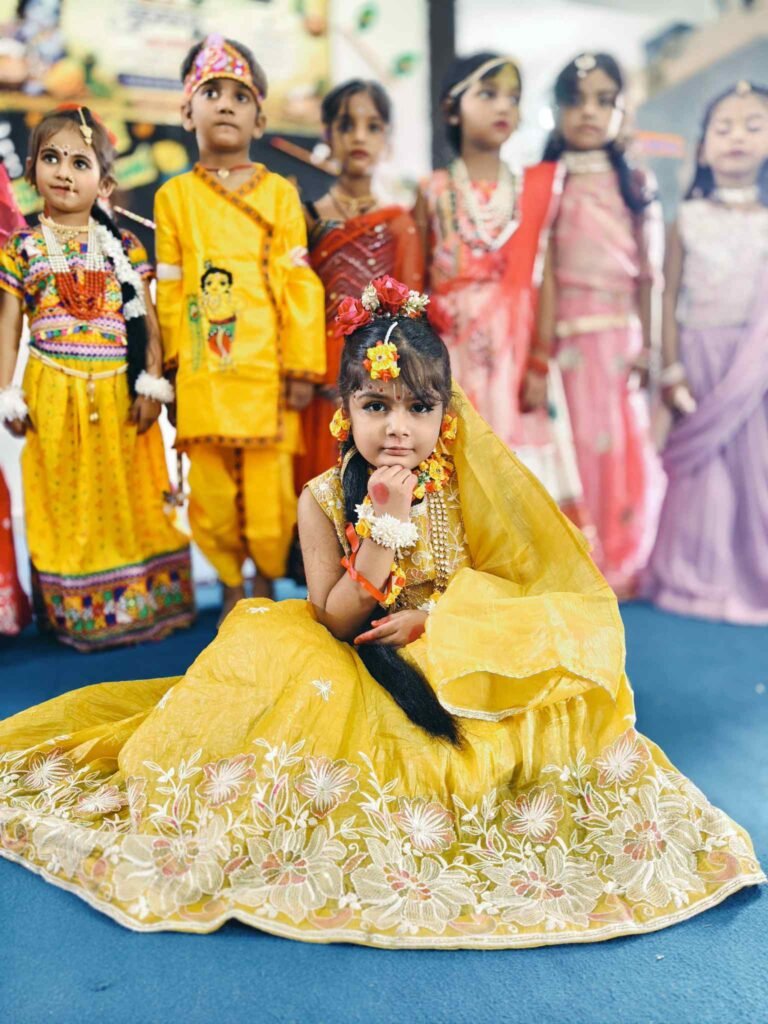 चौपारण: ज्ञान कुंज इंटरनेशनल स्कूल में धूमधाम से मना श्रीकृष्ण जन्माष्टमी पर्व, राधा-कृष्ण के रूप में सजे नन्हे-मुन्नों ने मोहा मन