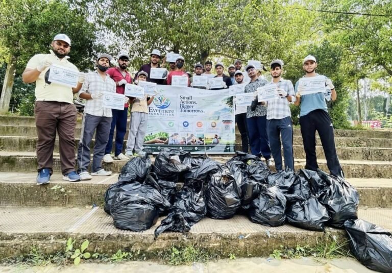 नन्हे अर्चित ने थामा झाड़ू, स्वच्छता के संदेश से गूंजा हजारीबाग झील परिसर