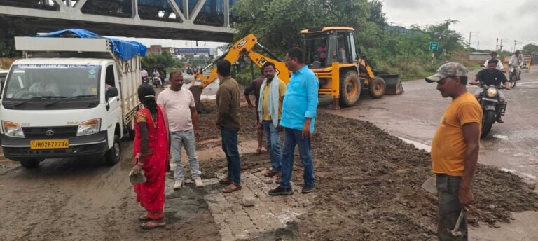हजारीबाग: सांसद मनीष जायसवाल की पहल पर इंद्रपुरी-बानादाग सड़क के गड्ढों की मरम्मत शुरू, राहगीरों को मिलेगी राहत