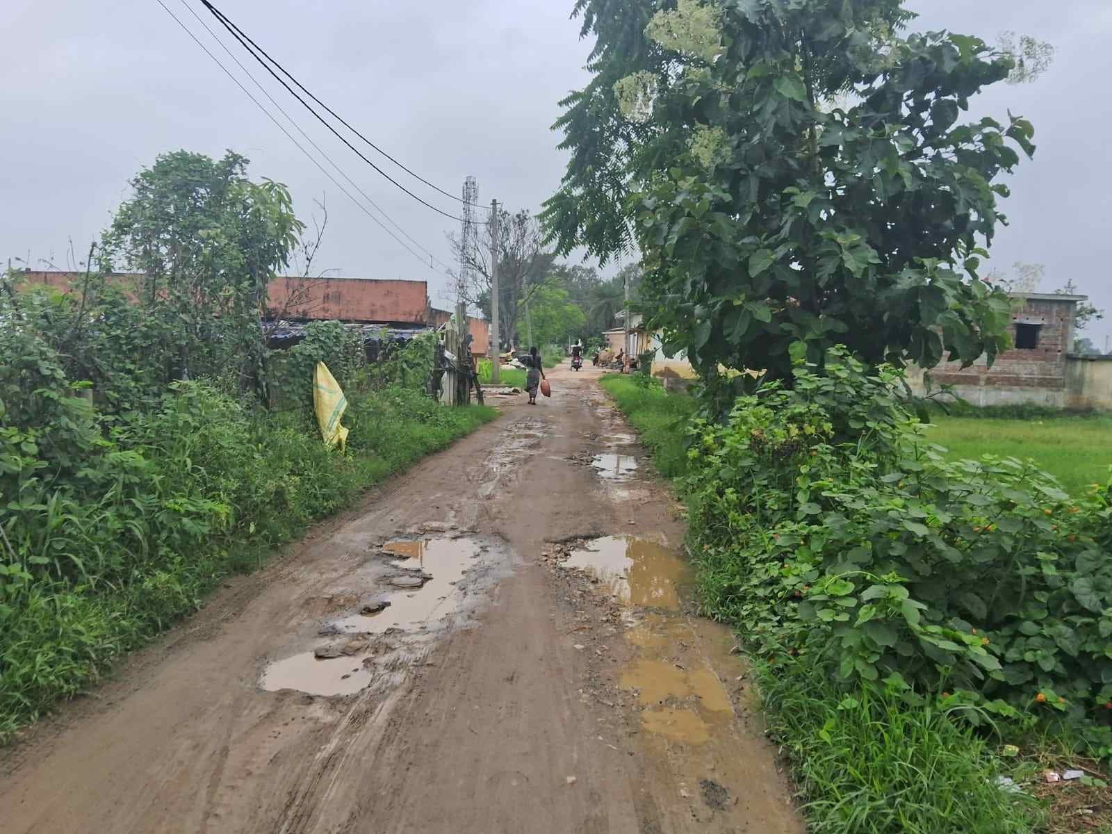 चौपारण: स्मार्ट विलेज दैहर का मुख्य मार्ग बदहाल, कीचड़ से भरी सड़क बनी ग्रामीणों की परेशानी 3 smart village daihar main road badhaal keechad se bhara rasta bani pareshani1