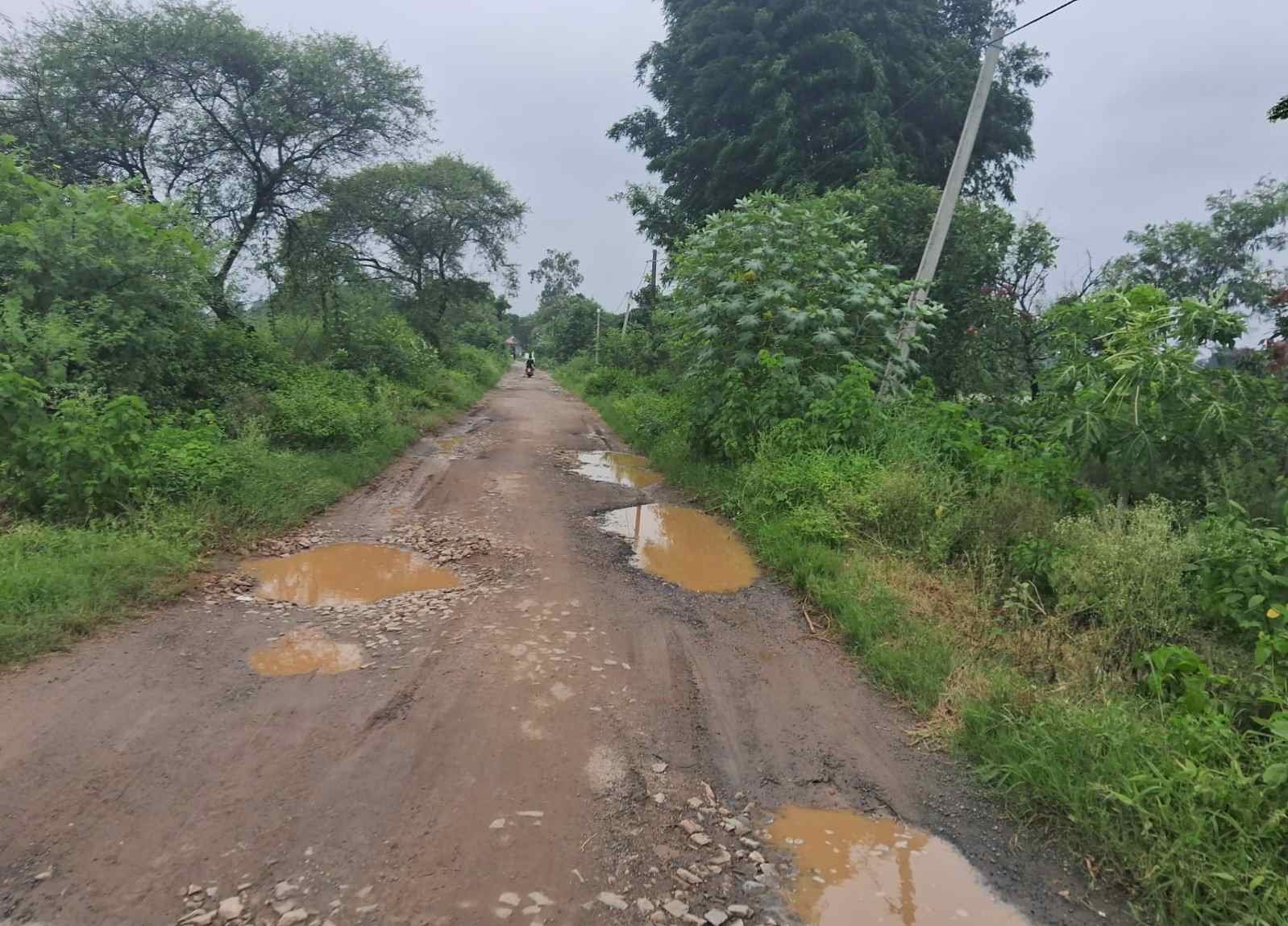 चौपारण: स्मार्ट विलेज दैहर का मुख्य मार्ग बदहाल, कीचड़ से भरी सड़क बनी ग्रामीणों की परेशानी 1 smart village daihar main road badhaal keechad se bhara rasta bani pareshani3