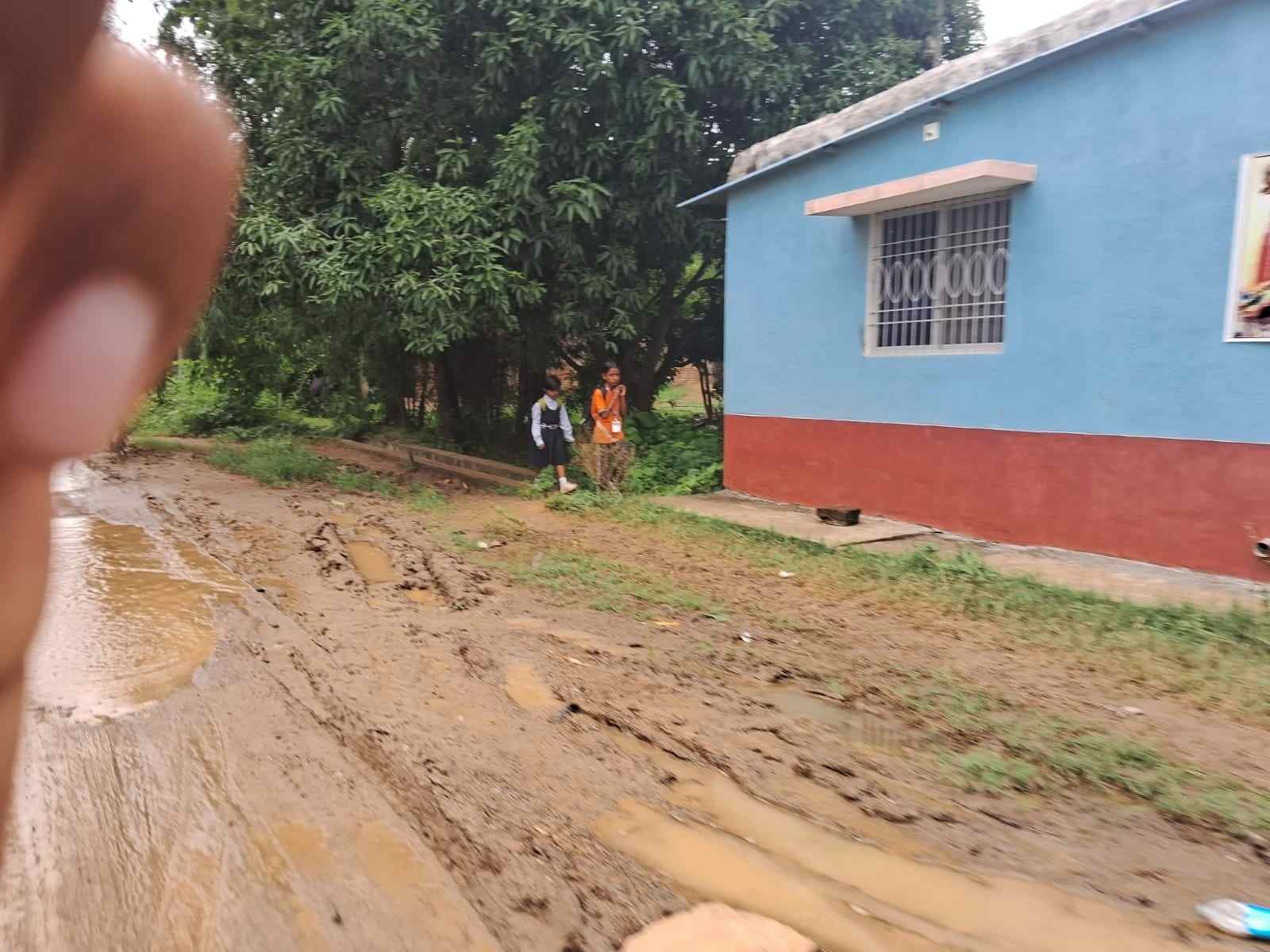 चौपारण: स्मार्ट विलेज दैहर का मुख्य मार्ग बदहाल, कीचड़ से भरी सड़क बनी ग्रामीणों की परेशानी 2 smart village daihar main road badhaal keechad se bhara rasta bani pareshani5