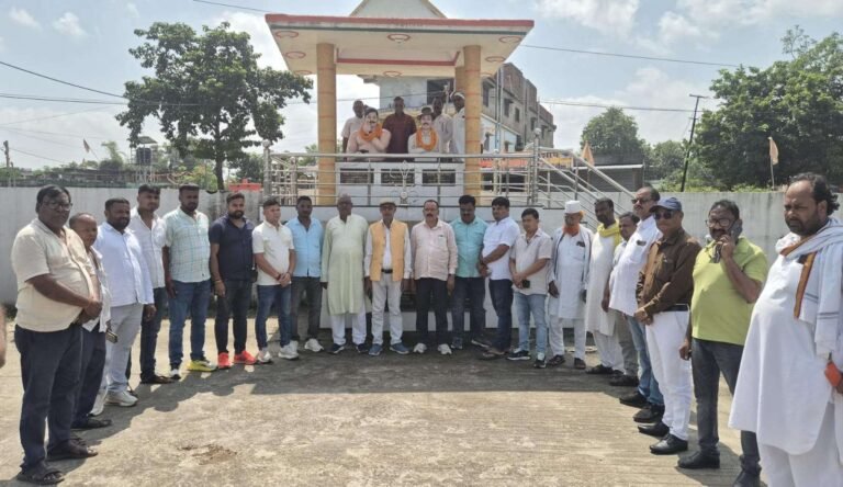 चौपारण में भगत सिंह की जयंती पर उमाशंकर अकेला ने किया नमन, युवाओं से शहीद के आदर्श अपनाने की अपील