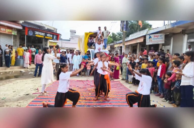 डांडिया की थाप पर झूम उठा विष्णुगढ़, गणपति बप्पा के स्वागत में थिरके एम्बीशन स्कूल के बच्चे 5 डांडिया की थाप पर झूम उठा विष्णुगढ़, गणपति बप्पा के स्वागत में थिरके एम्बीशन स्कूल के बच्चे