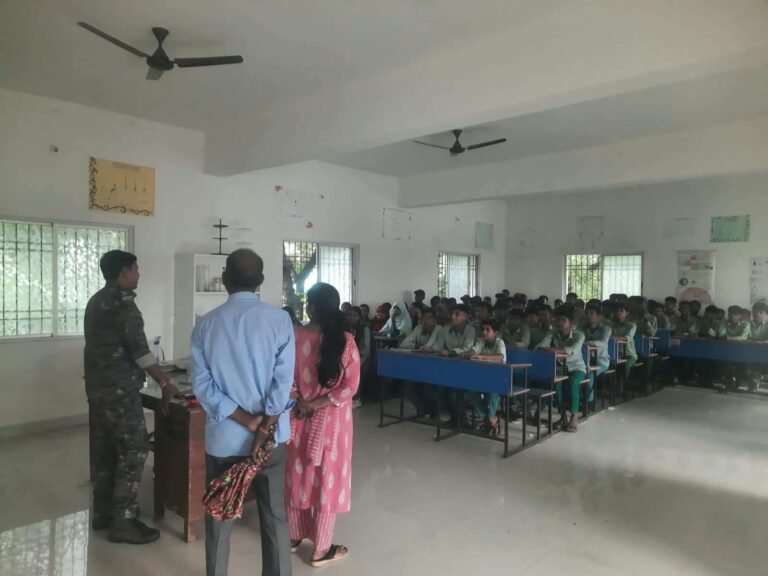 विष्णुगढ़ में पुलिस की जागरूकता पाठशाला, नशे और महिला अपराध के खिलाफ विद्यार्थियों ने बुलंद की आवाज, लिया नशामुक्त समाज का संकल्प