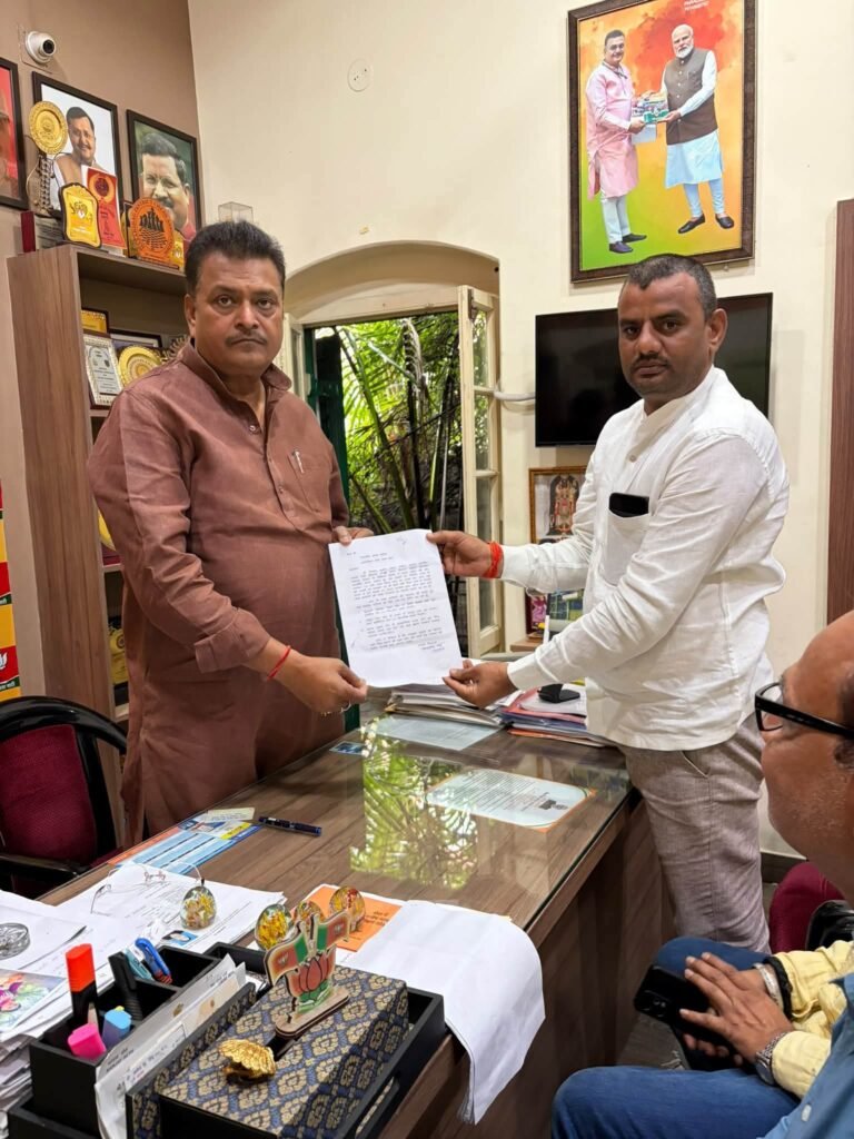 दादपुर पंचायत की तीन जर्जर सड़कों के निर्माण की मांग, सांसद मनीष जायसवाल को सौंपा गया ज्ञापन