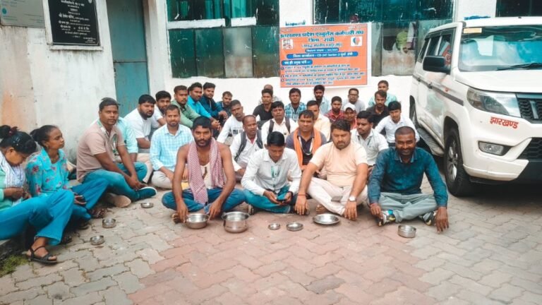 वेतन और बहाली की मांग पर 108 एम्बुलेंस कर्मियों का भिक्षाटन, सातवें दिन भी आंदोलन जारी