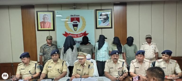हजारीबाग पुलिस का बड़ा एक्शन: वैष्णवी ज्वेलर्स डकैती कांड का पर्दाफाश, कतरास-बोकारो से जुड़े गिरोह के 5 शातिर गिरफ्तार 1 हजारीबाग पुलिस का बड़ा एक्शन: वैष्णवी ज्वेलर्स डकैती कांड का पर्दाफाश, कतरास-बोकारो से जुड़े गिरोह के 5 शातिर गिरफ्तार